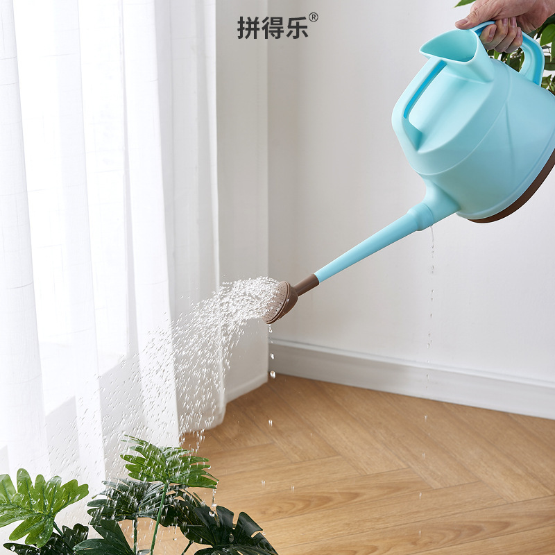 Toàn bộ nồi hoa với một cái miệng dài và một cái nồi rộng chứa đầy vườn với đồ dùng làm vườn