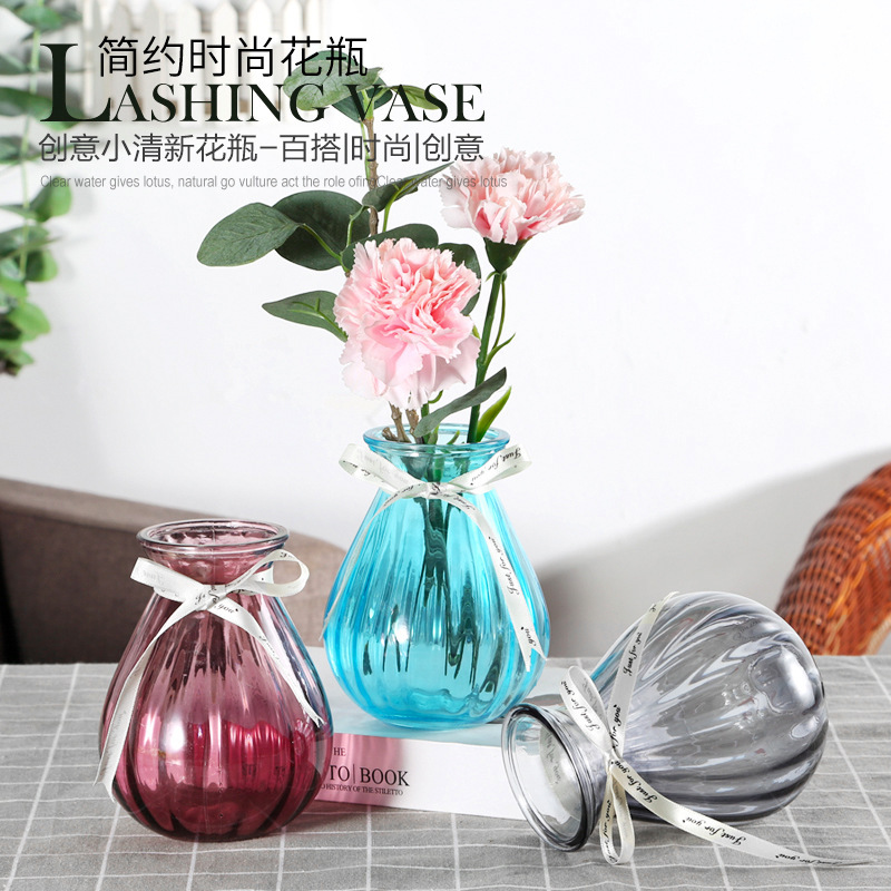 Nước sốt xanh nguyên chất, ly hổ phách, bình đựng trong suốt với bó hoa.