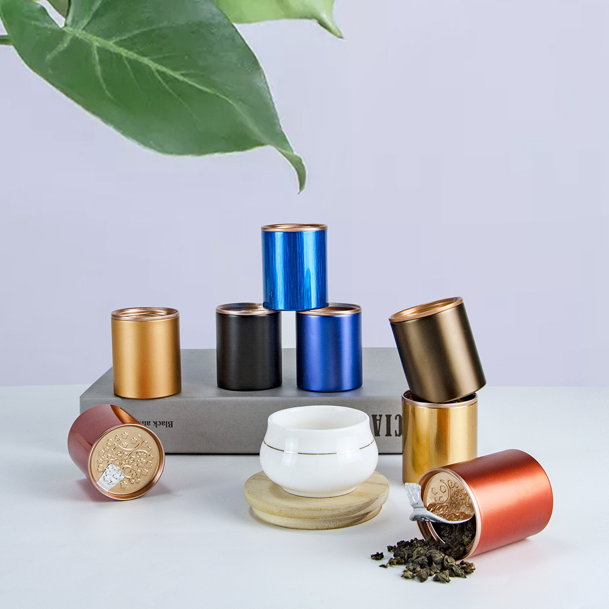 Một cái thùng sắt cỡ nhỏ, một cái nắp đóng kín nhanh chóng, một ly trà đá một lần, giấy và can nhôm.