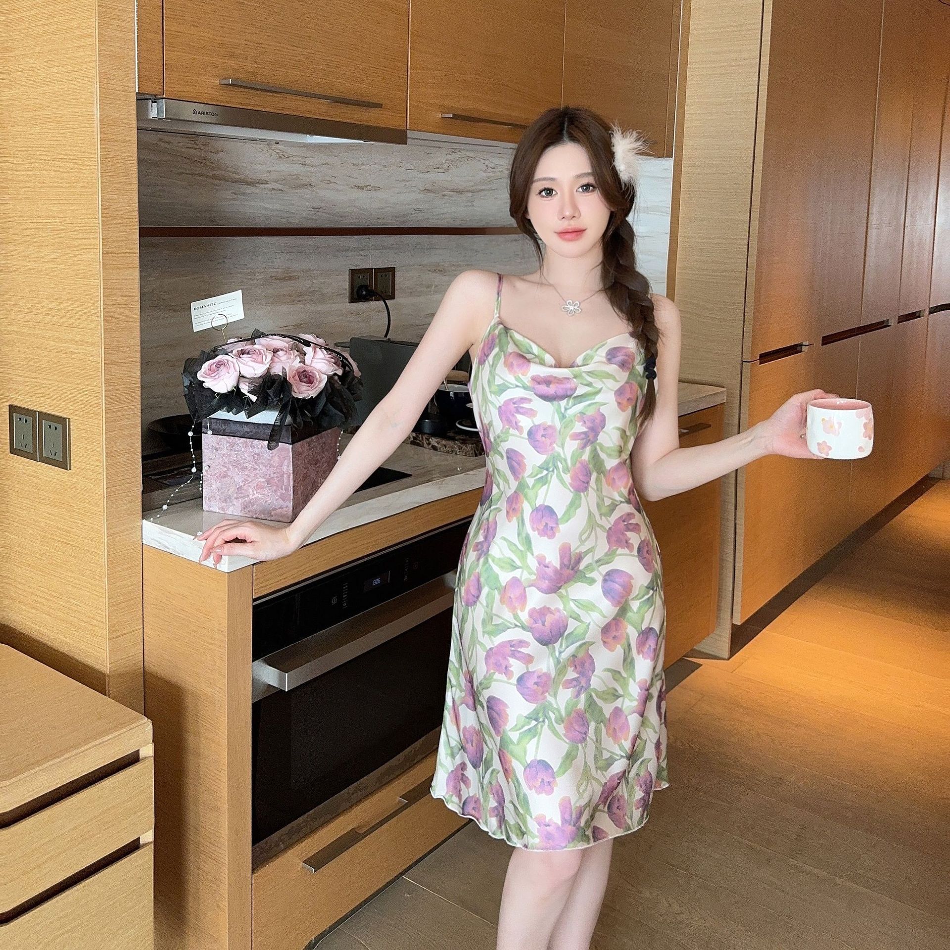 Hai sợi dây buộc băng có thể được mặc trong bộ đồ của một bà nội trợ gợi cảm.