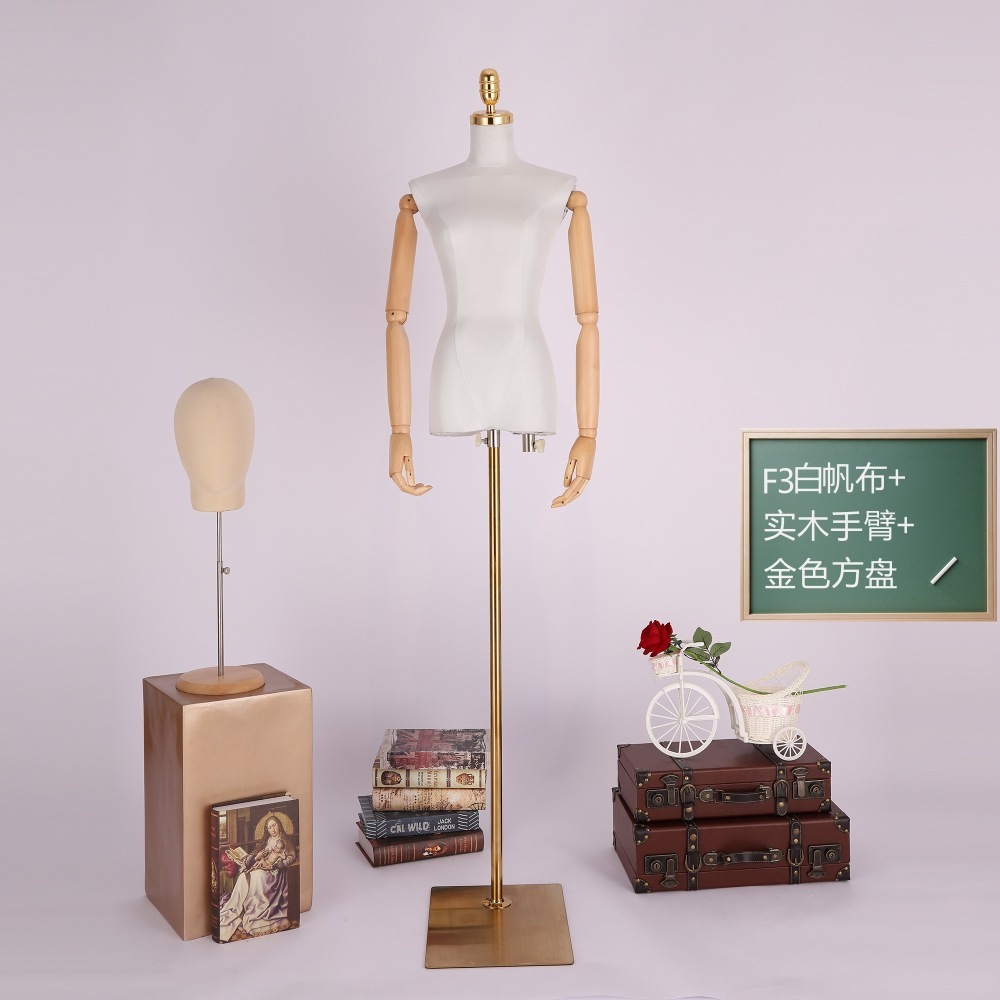 Người mẫu cửa hàng, người phụ nữ đứng trước cửa sổ, cho thấy người mẫu trang phục cưới.