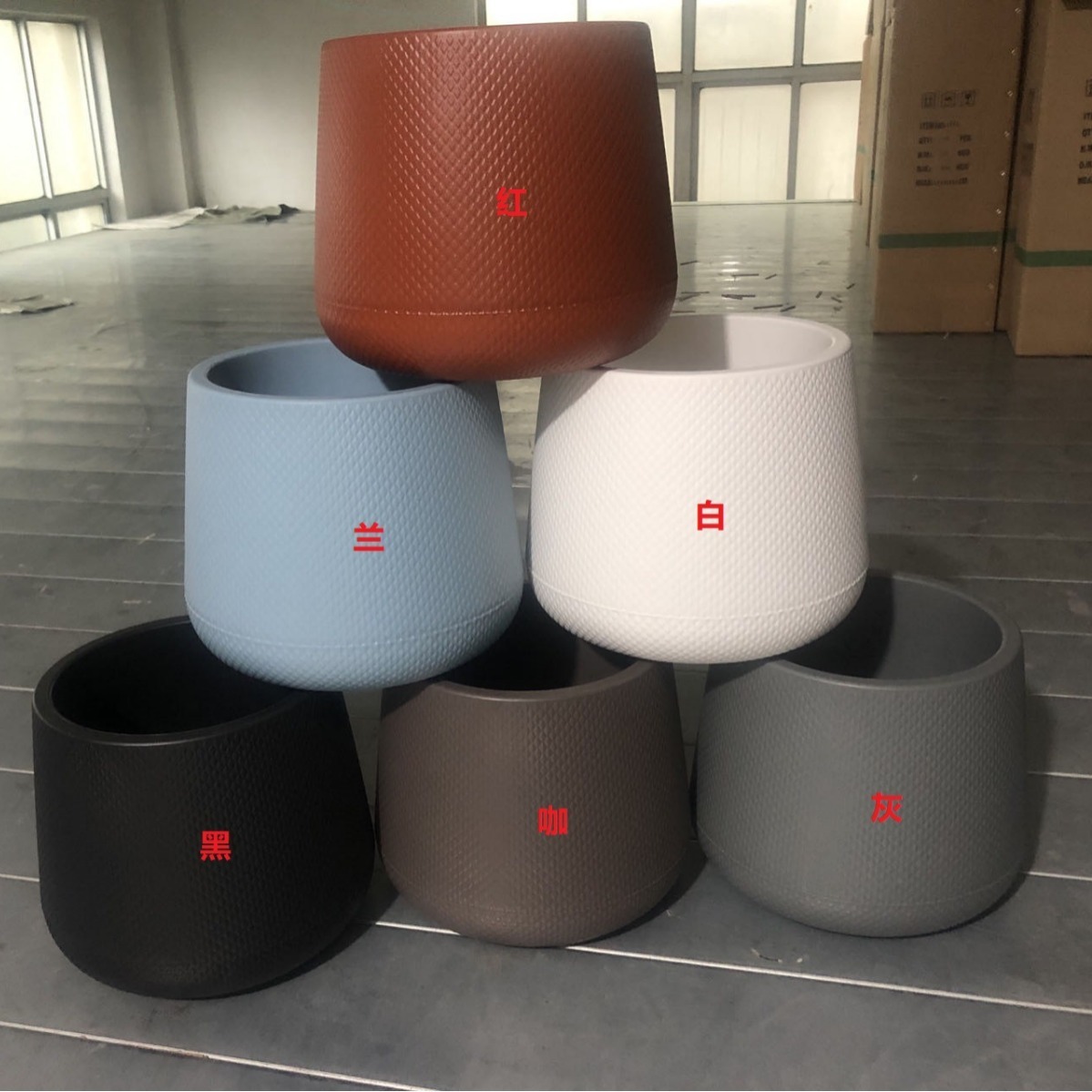 Sự hồi tưởng là khoảng 100 lít mật độ, dựa trên nhiều màu sắc, đa chiều, nền tảng gia đình, những chậu hoa cổ điển.