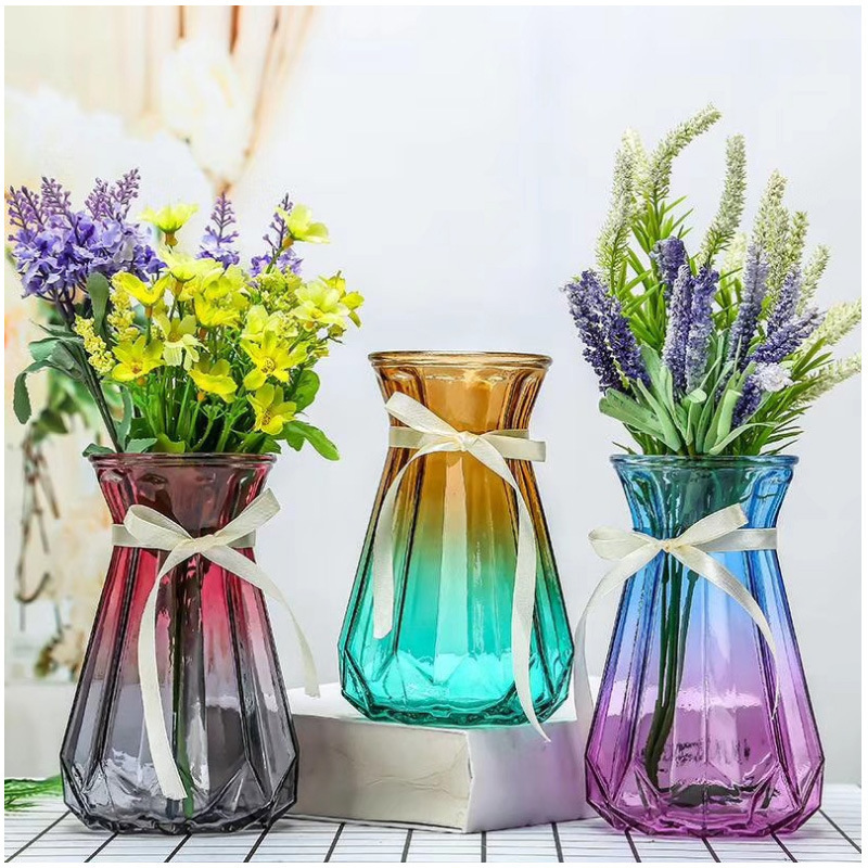 Toàn bộ thủy tinh nước mới, sáng tạo, bình hoa màu với bó hoa được trang trí bằng hoa khô