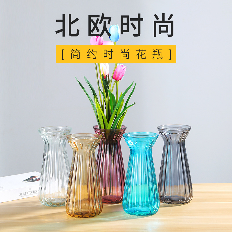 Những chiếc bình thủy tinh mới bằng tiền mặt, những thứ hiện đại, đơn giản của phòng khách.
