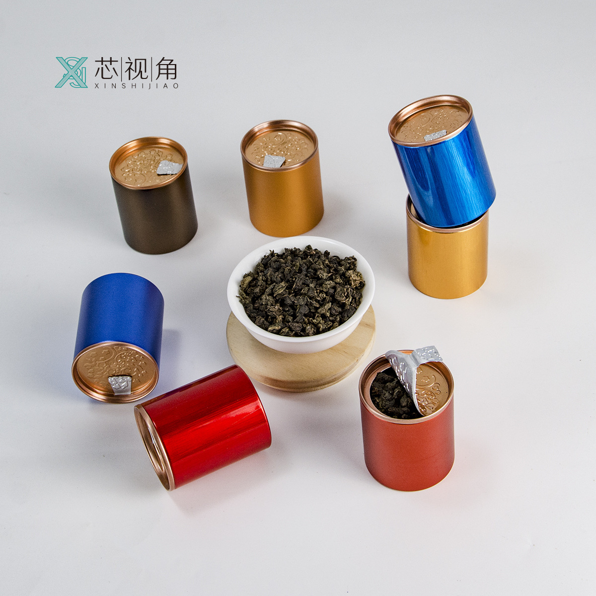 Một cái thùng sắt cỡ nhỏ, một cái nắp đóng kín nhanh chóng, một ly trà đá một lần, giấy và can nhôm.