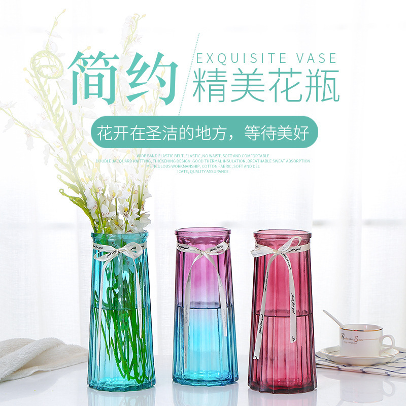 Trong, những chiếc bình Châu Âu sáng tạo, những chiếc bàn người Mỹ giao tiếp thủy tinh, phòng khách sang trọng.