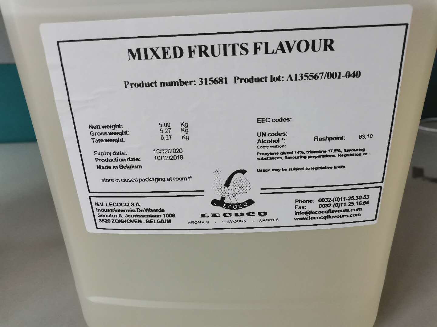 Thức ăn bổ sung thêm hương thơm trái cây trộn lẫn, những tiếng trống ăn trái cây và bánh kem