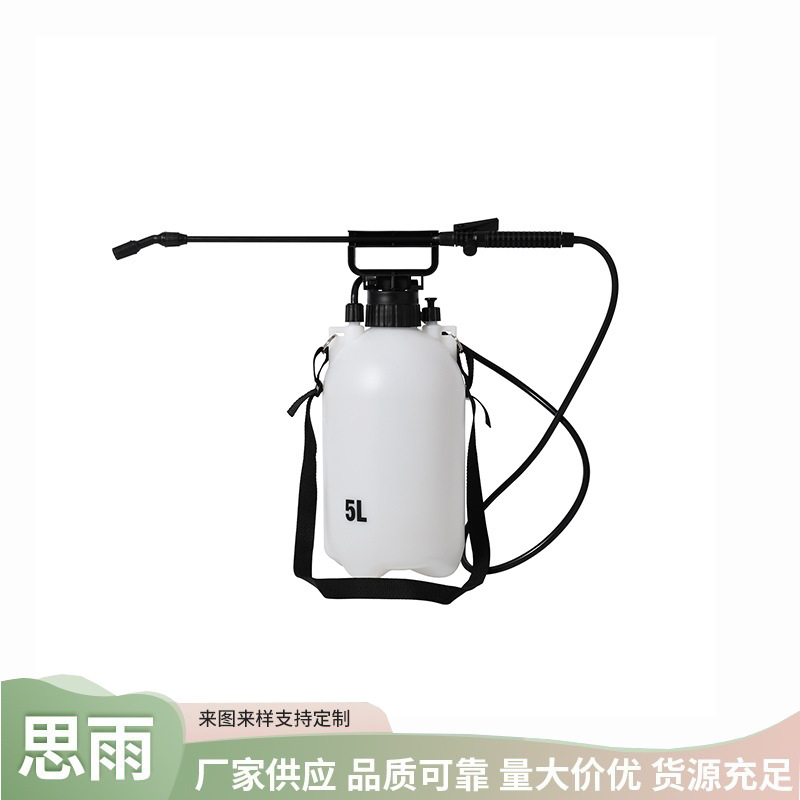 Chiếc xe tải 5L mới tinh của nhà máy được bọc với các dụng cụ phun thuốc trừ sâu, bi-đông từ vai đến mặt.