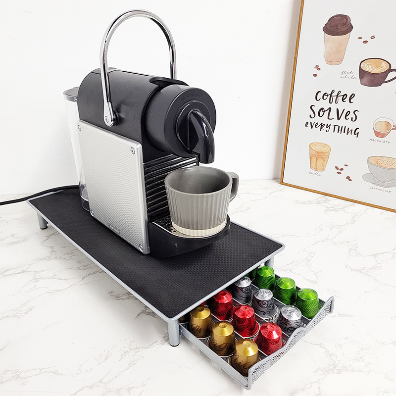 Sherry Nespresso Nespoenas có 40 hạt trong ngăn kéo đựng kim loại.