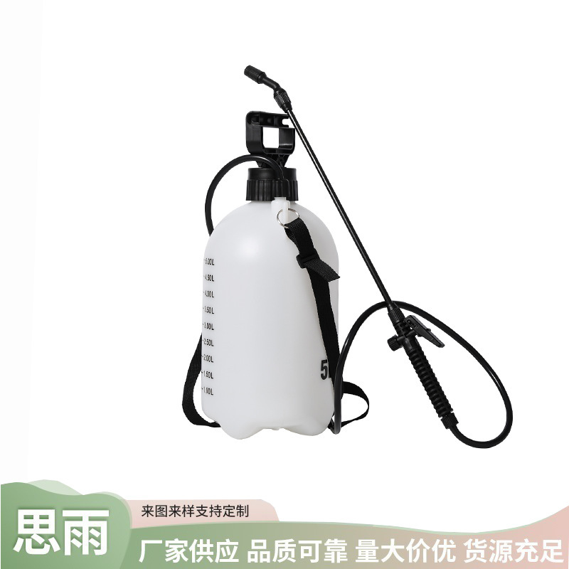 Chiếc xe tải 5L mới tinh của nhà máy được bọc với các dụng cụ phun thuốc trừ sâu, bi-đông từ vai đến mặt.