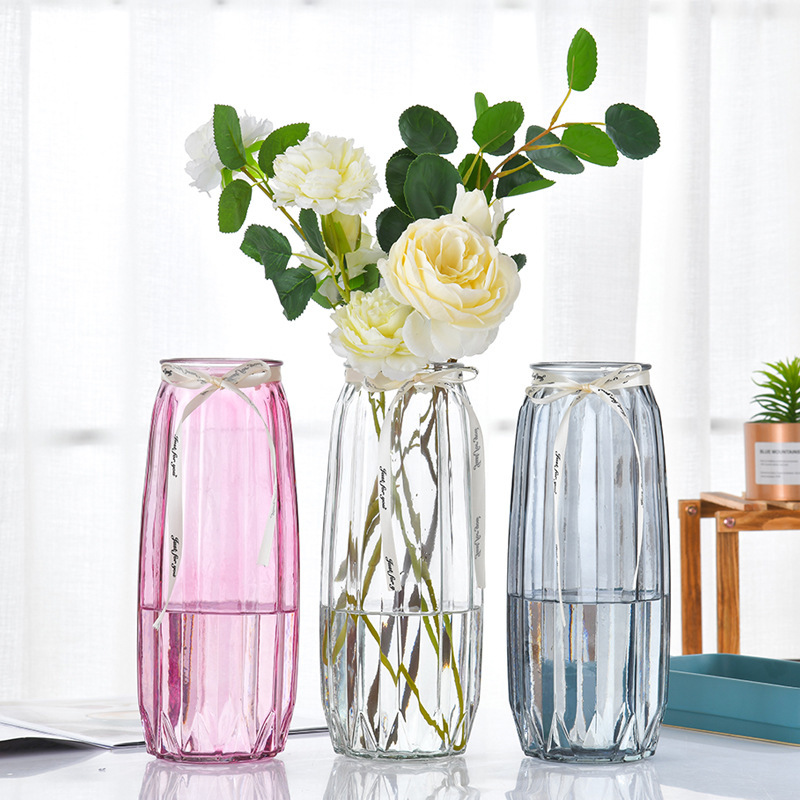 Một chai thủy tinh màu mới với một loại hoa rất đắt tiền, một cái bàn sang trọng nhẹ với chất thủy âm trong suốt.