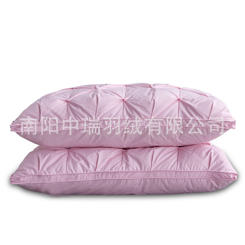 The velvet plant distributes all cotton twirling double-hulled pillow feathers to fill the sleep pillow man.