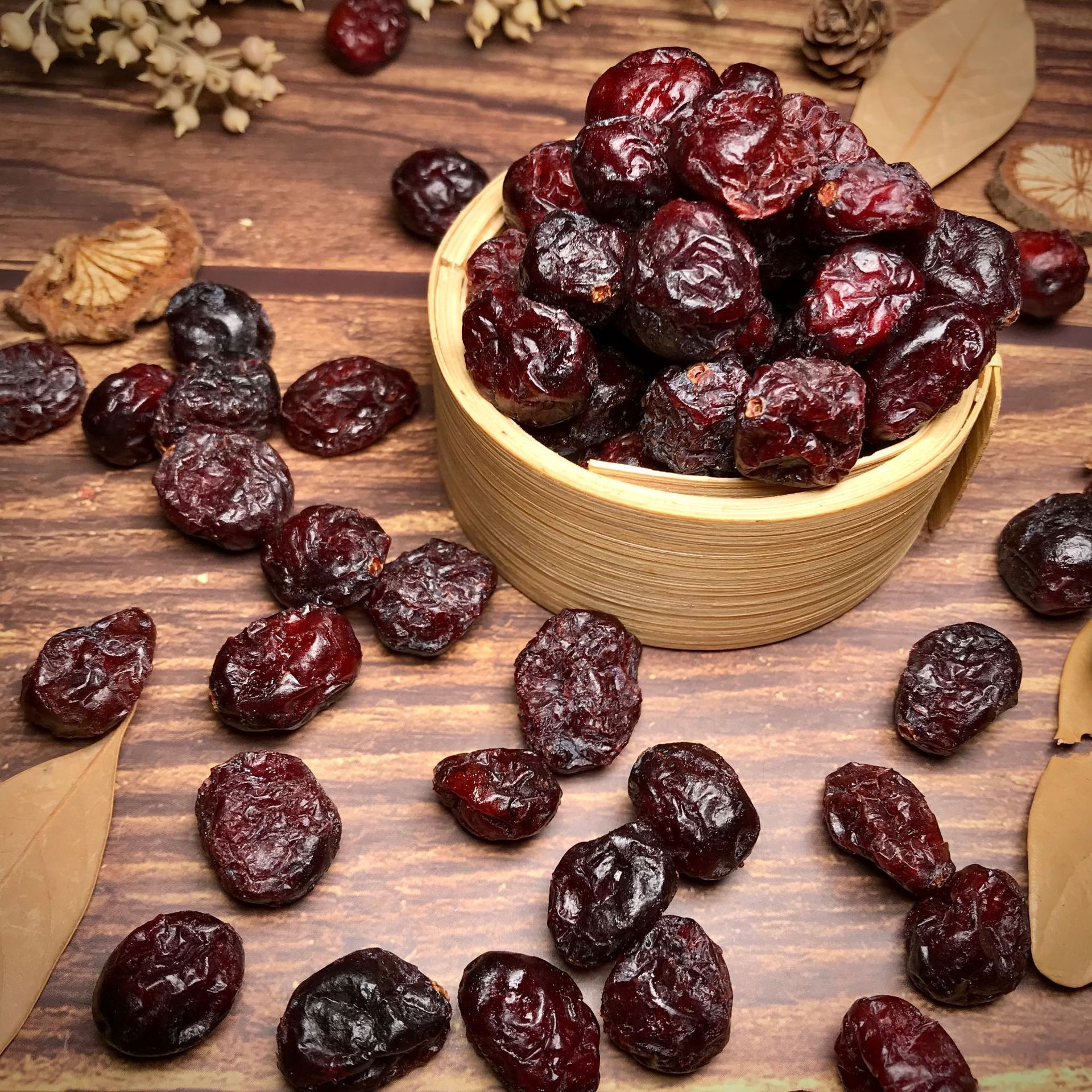 Cranberry dry, bread biscuit silhouette raw material, and a little bit of cranberry fruit.