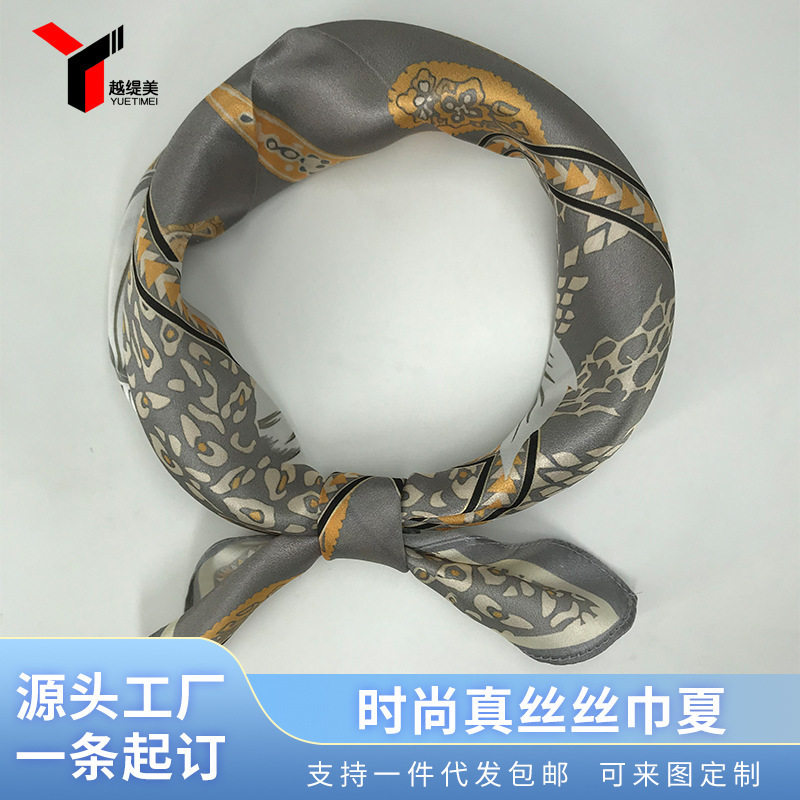 Cô gái khăn lụa Pháp với chiếc khăn lụa cao cấp của mùa thu và mùa đông.