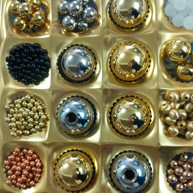 Electron plating and polished copper balls, used in the distribution of coined copper beads for accessories and crafts.