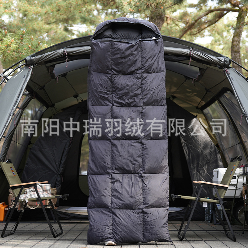 The outdoor camping envelope, the white goose feathered sleeping bag, keeps the wind warm.