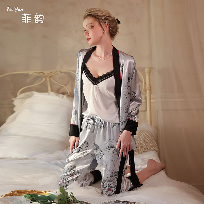 3 bộ băng keo cho một cô gái mặc áo ngủ dài. 527