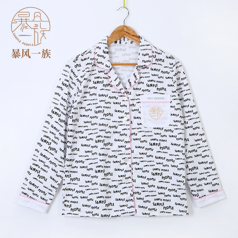 Hai cặp quần áo nhà cho cả đàn ông lẫn phụ nữ với áo sơ mi trên đầu tất cả các áo ngủ của cặp đôi bông bông trong mùa hè.