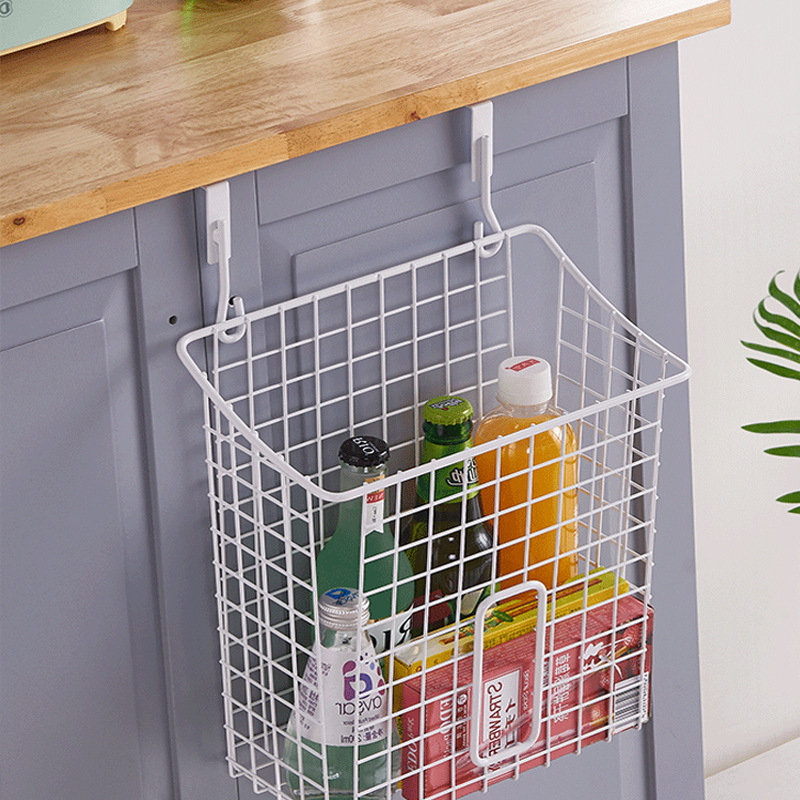 Những cái tủ không sắt và những cái móc bếp gắn liền với dụng cụ bếp.