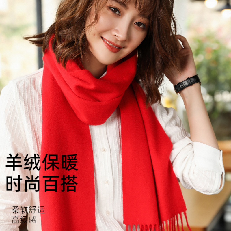 Người đàn ông và phụ nữ người Hàn Quốc làm sạch khăn len, với một vòng tròn ấm áp và ngọt ngào quanh da của họ với khăn choàng.
