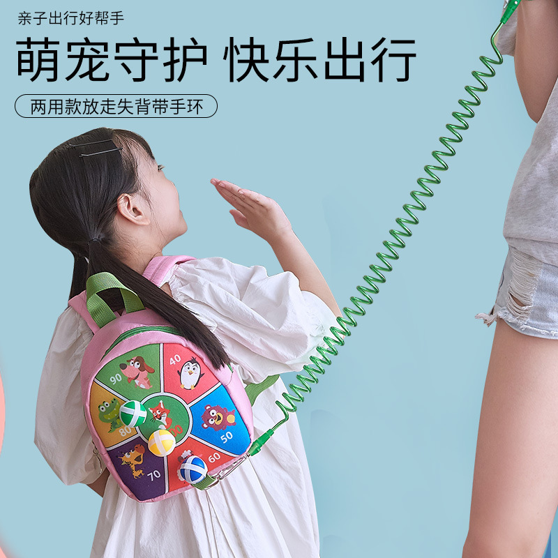Đứa bé với dây kéo, đứa bé với những ngón chân, đứa bé với những ngón chân.