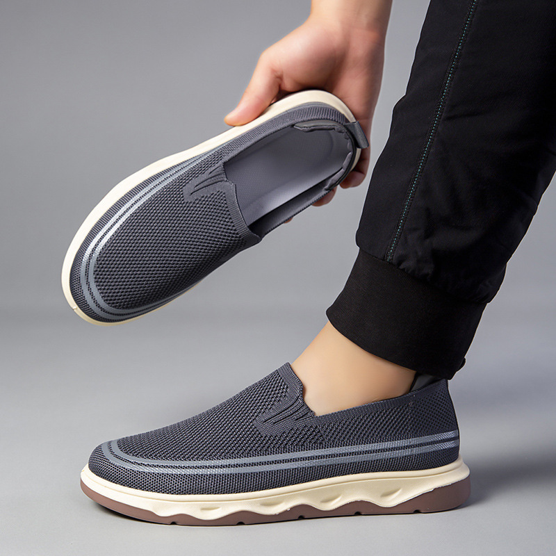 In the fall of 2024, a new pair of lazy-footed netted shoes will breathe comfortably and lightly.