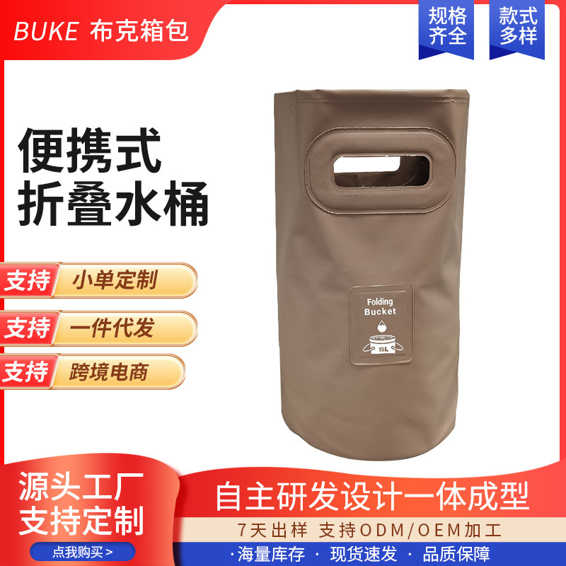 Một vũng nước ở ngoài nhà chứa đầy túi rác, rồi đi cắm trại và giặt xô.