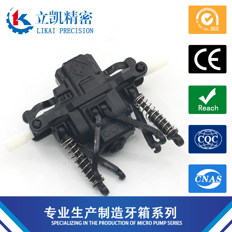 Một mô hình điện từ xa từ nhà máy Rickey trèo qua hộp răng của xe và biến thành lõi đồ chơi của bộ đồ chơi.