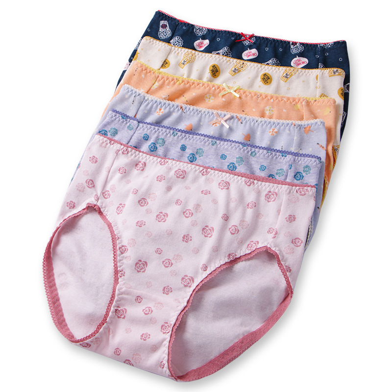 The one-day air-skinned shorts of cotton underpants for a girl in shorts.