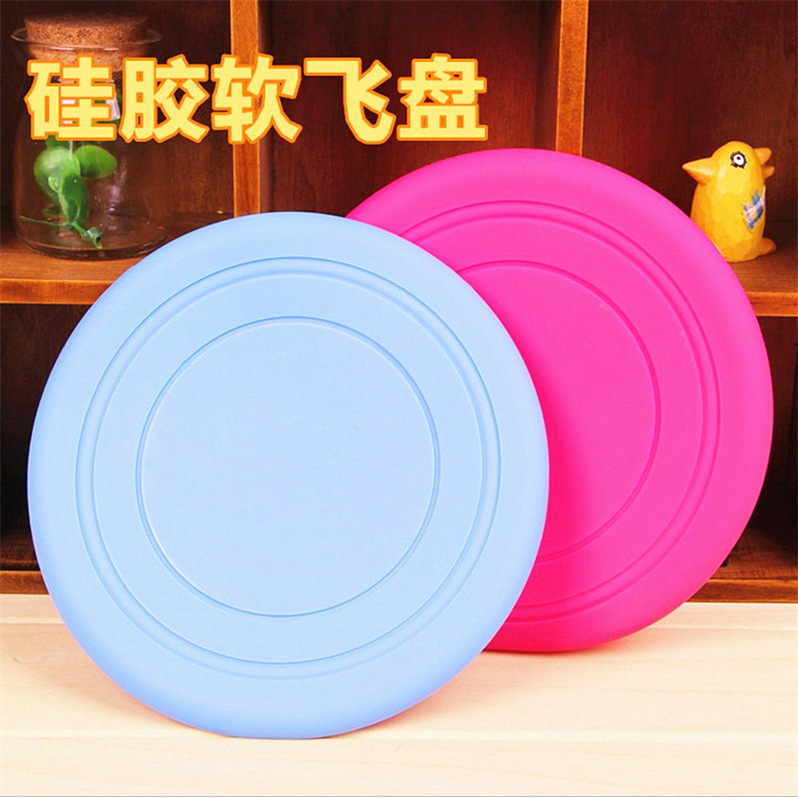 Con chó cưng bên cạnh nó đã huấn luyện món đồ chơi chống lại được mullah bằng vàng.