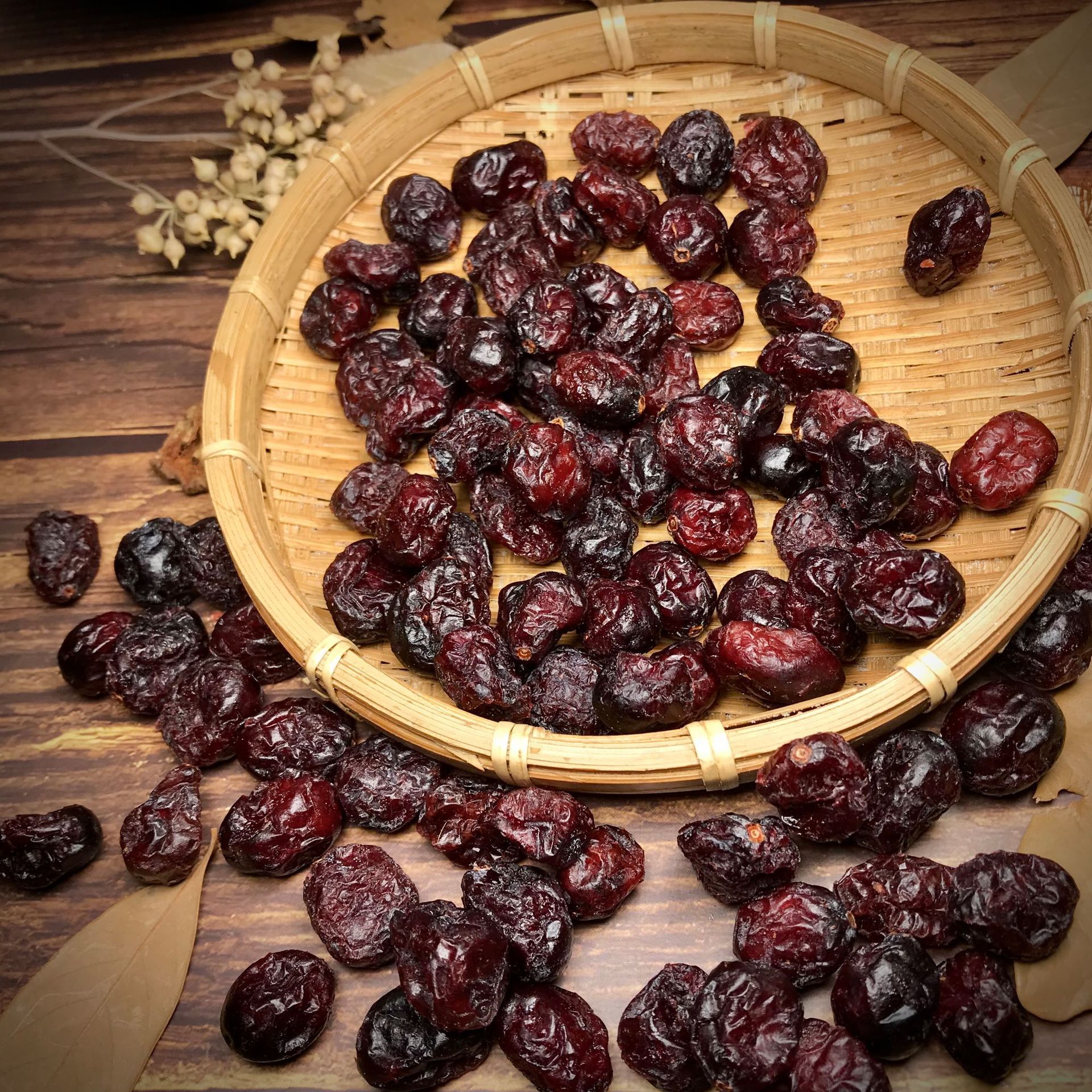 Cranberry dry, bread biscuit silhouette raw material, and a little bit of cranberry fruit.