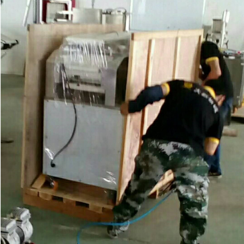 Xe trượt tuyết chạy nhanh, thương mại và ăn tôm.