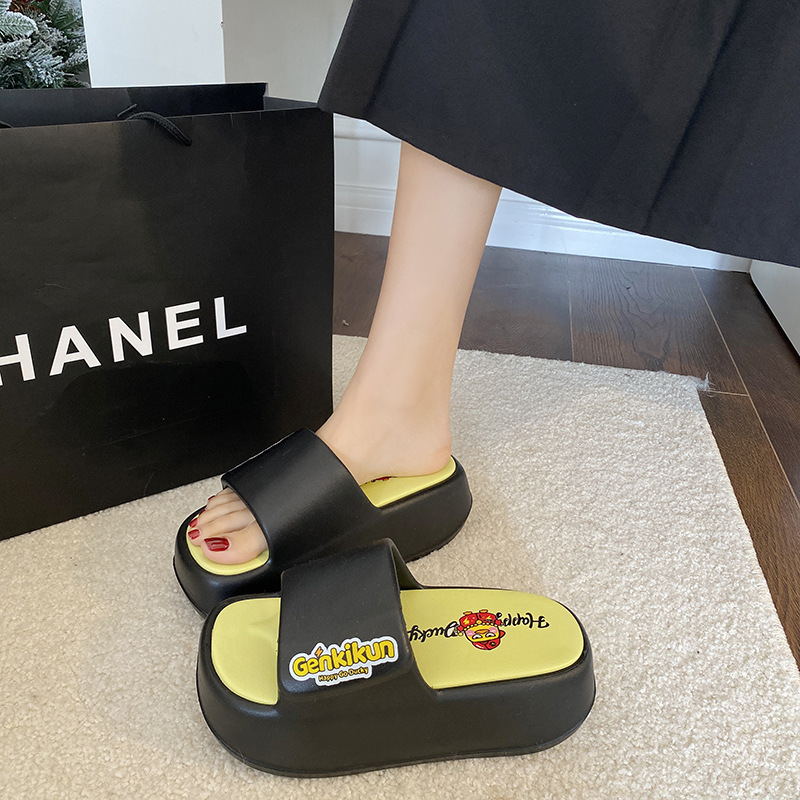 New slipper girl wears an extra-slide-proof eVA thicker, super-soft cartoon sandal.