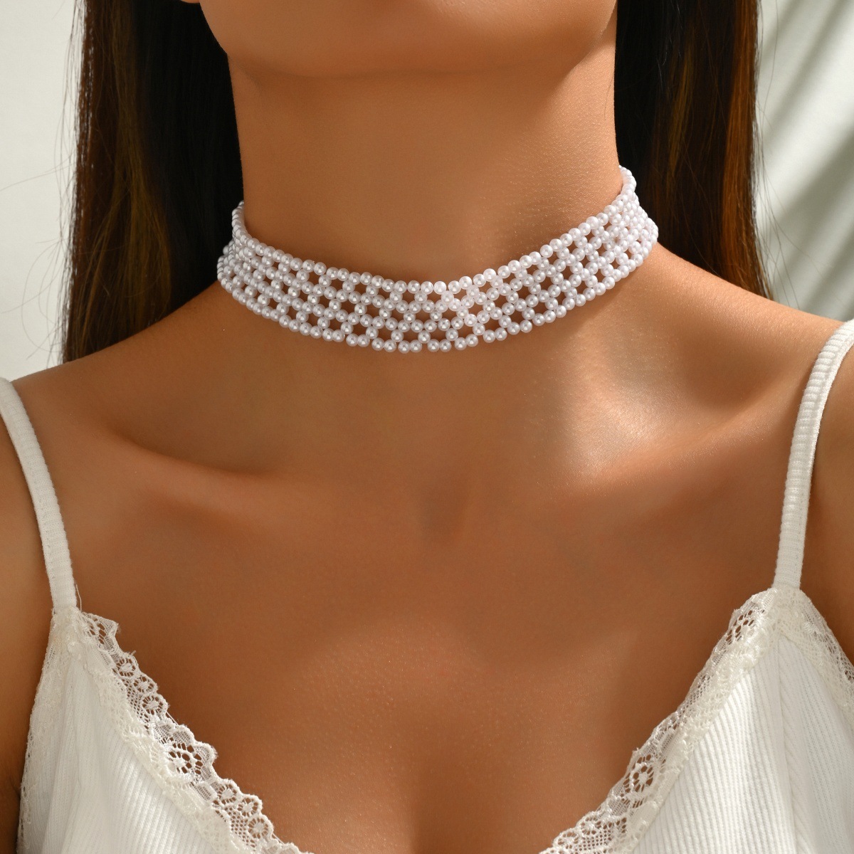 French luxurious fashion is like a pearl choker necklace retrospectated with neck-covered party.