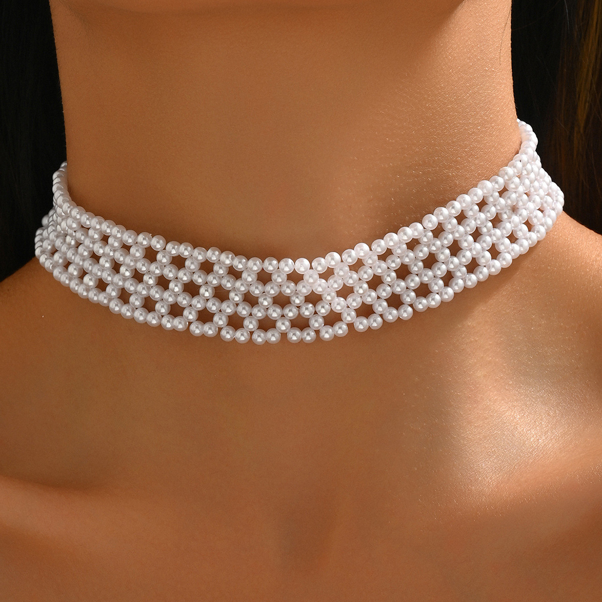 French luxurious fashion is like a pearl choker necklace retrospectated with neck-covered party.