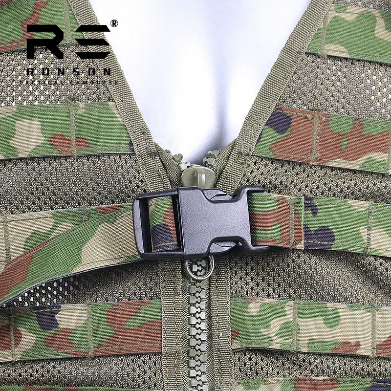 A tactical vest can be removed from the chest-mounted horse armor shield and built on hand.