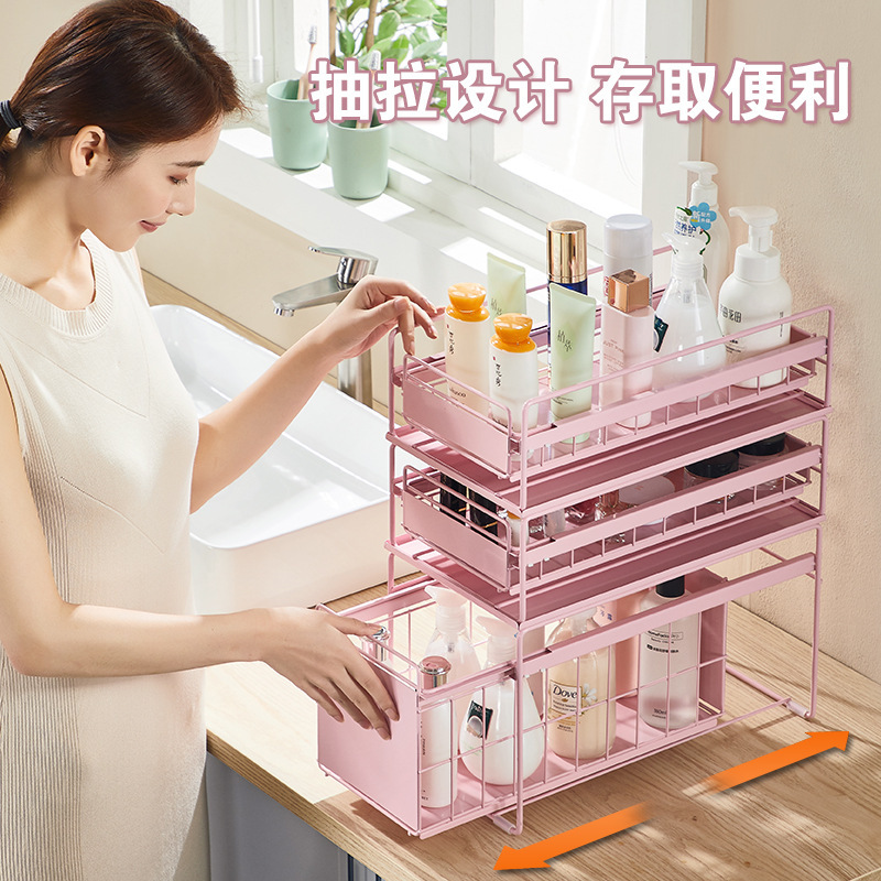 Trong nhà bếp, trong bồn rửa chén, trong đất, trong cái xe ủi, trong cái tủ đựng đồ, có một cái tủ chứa nhiều tầng.