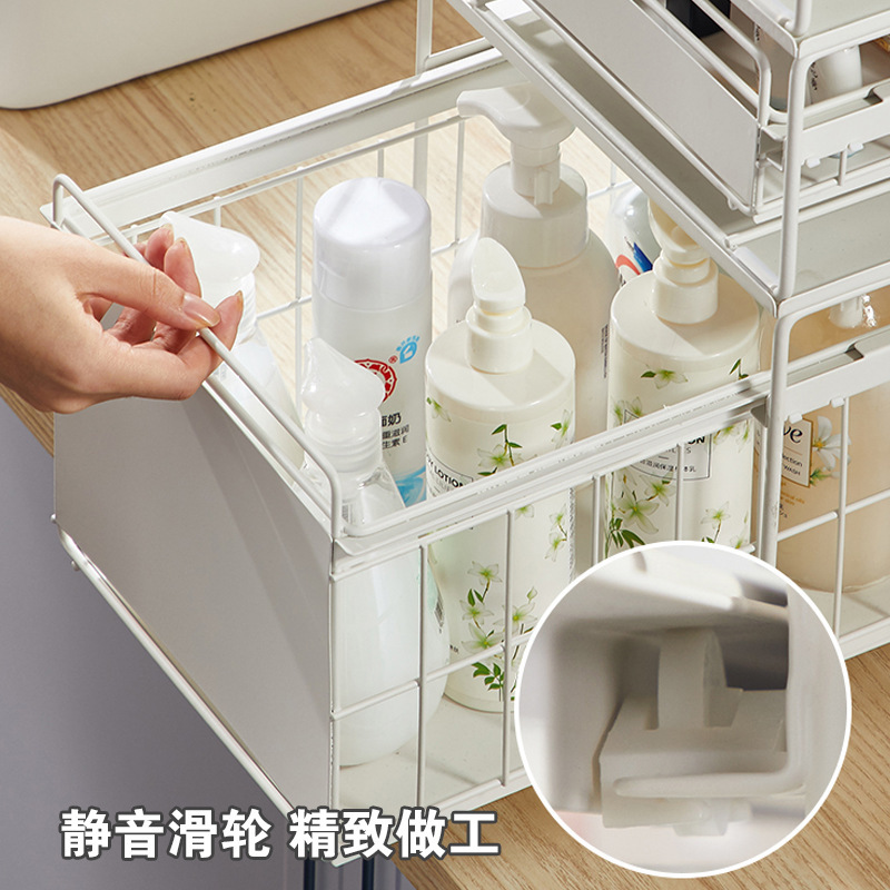 Trong nhà bếp, trong bồn rửa chén, trong đất, trong cái xe ủi, trong cái tủ đựng đồ, có một cái tủ chứa nhiều tầng.