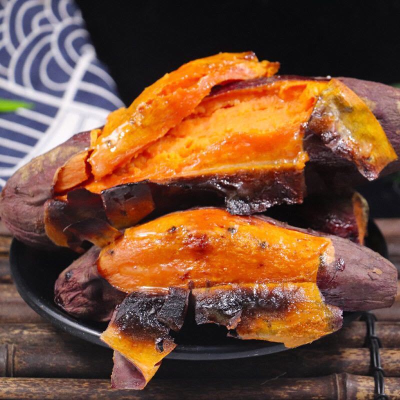 빨간 감자 신선한, 6-sand-sand-red-grandm 농부는 빨간 heart-breaded melon-cracked 감자의 5 파운드의 상자를 파고 있습니다.