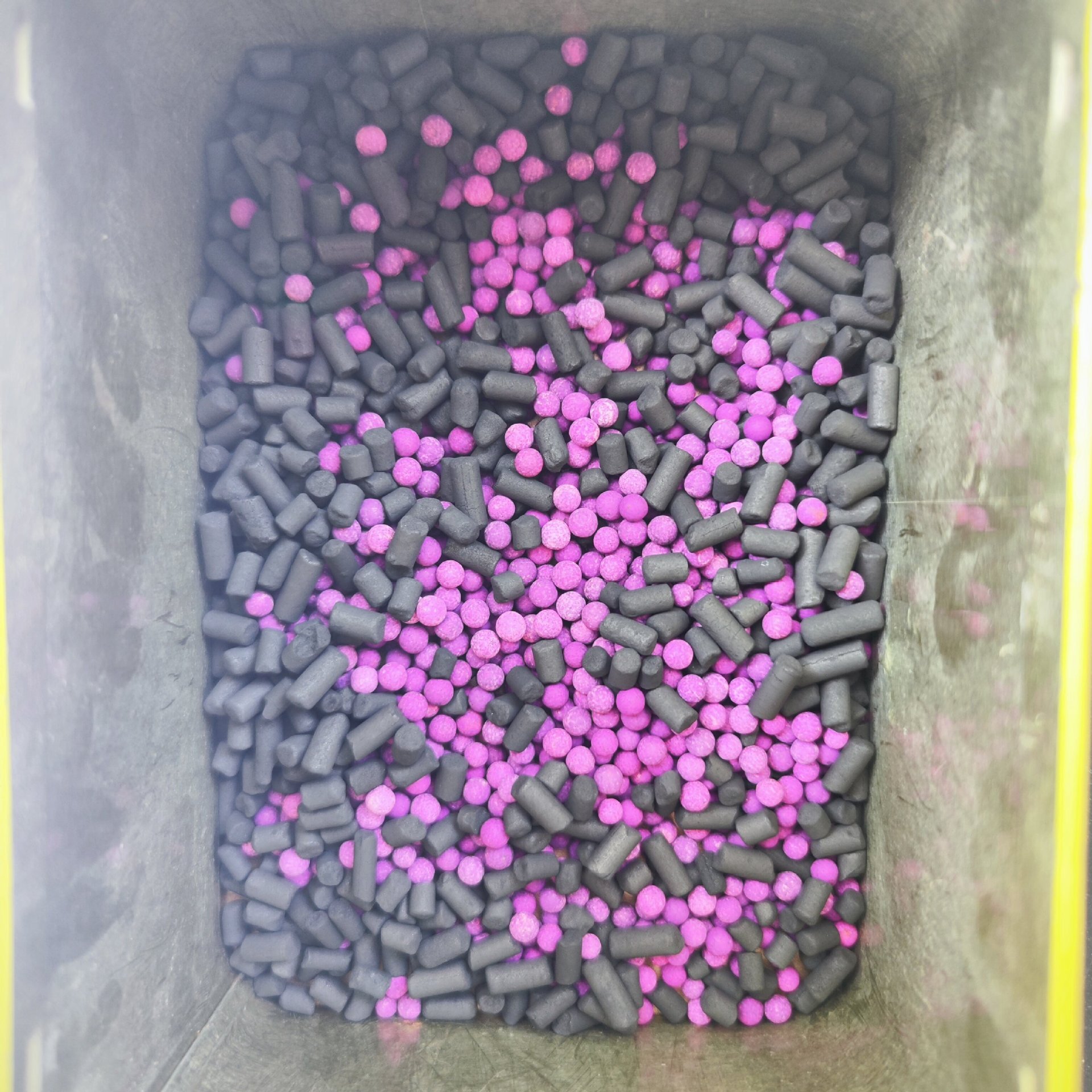 Accumulation material for activated carbon, stenching of municipal waste stations, stenching of residual waste.