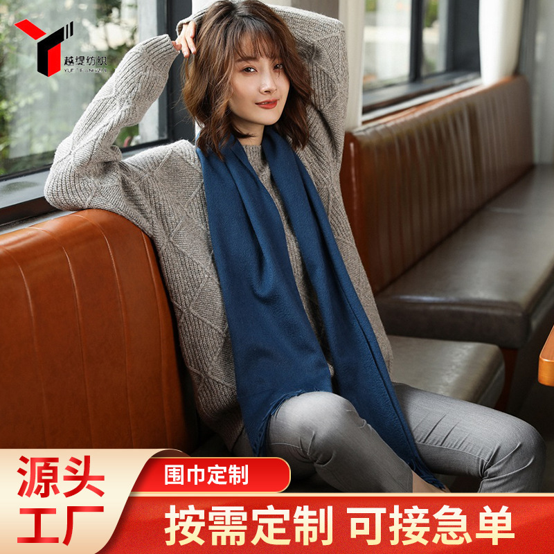Người đàn ông và phụ nữ người Hàn Quốc làm sạch khăn len, với một vòng tròn ấm áp và ngọt ngào quanh da của họ với khăn choàng.