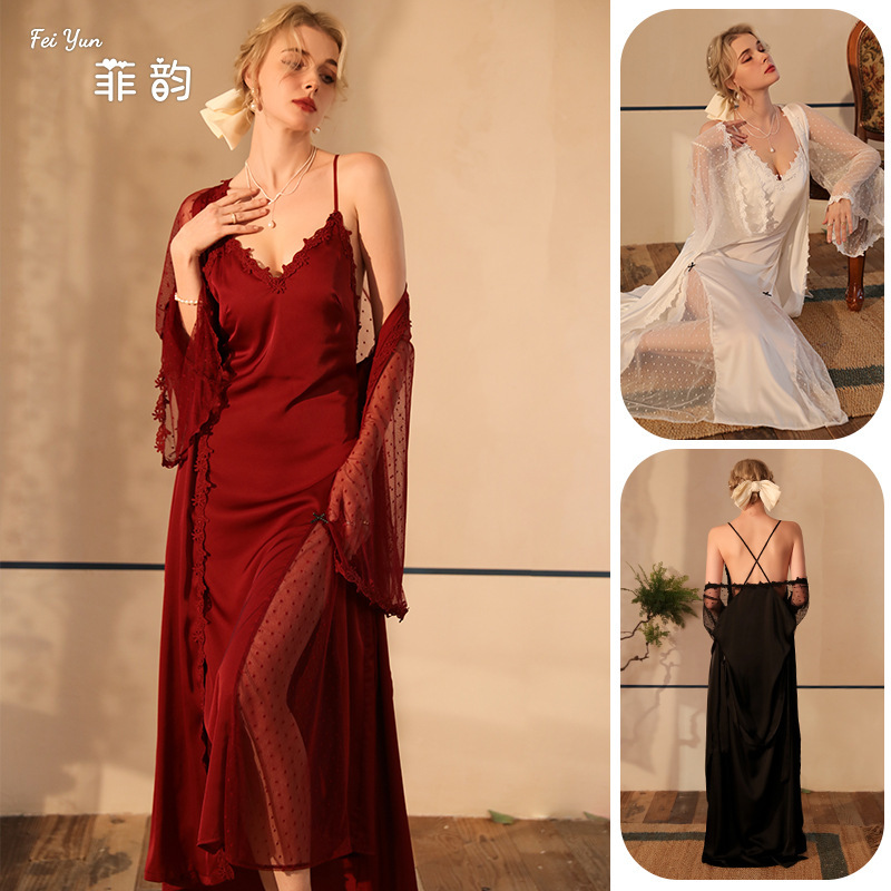 Cái áo ngủ nóng với áo ngực và áo choàng tắm dài.