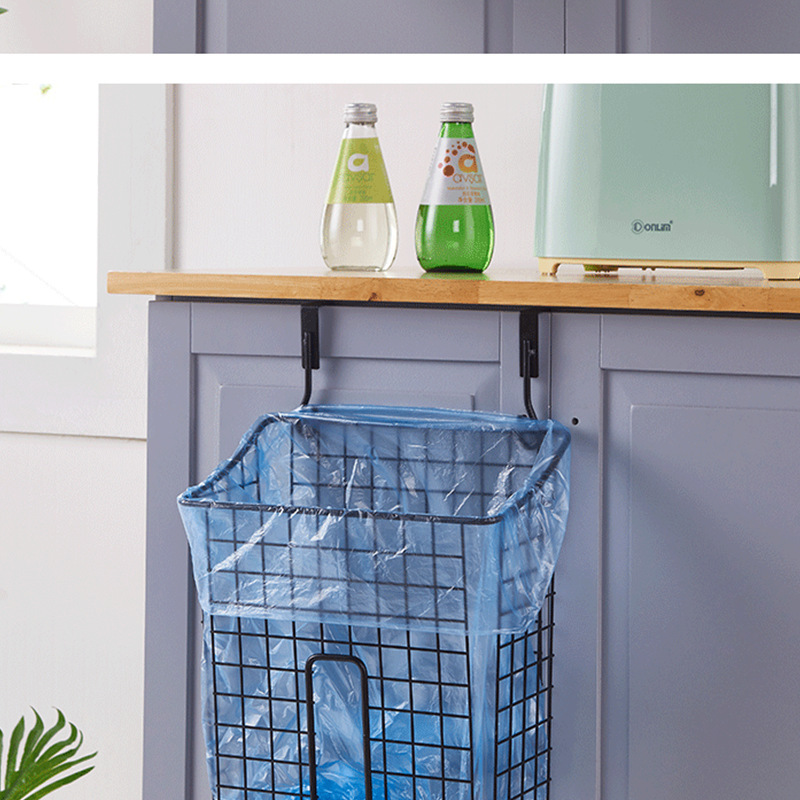 Những cái tủ không sắt và những cái móc bếp gắn liền với dụng cụ bếp.