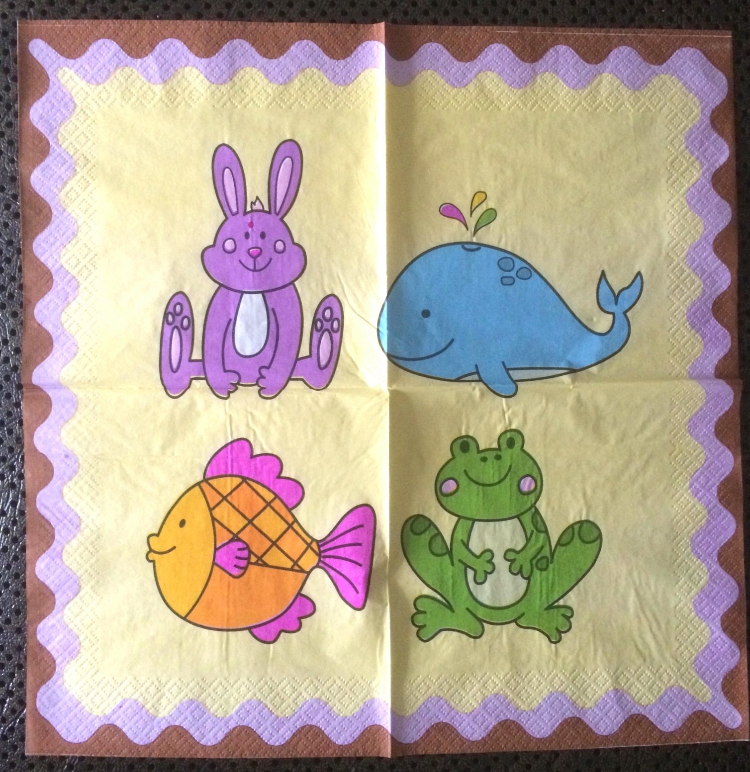 The factory customizes the coloured napkins, the logo print towels, the children's cartoons.