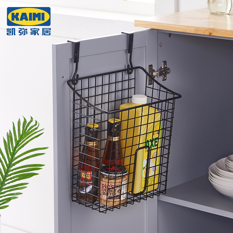 Những cái tủ không sắt và những cái móc bếp gắn liền với dụng cụ bếp.