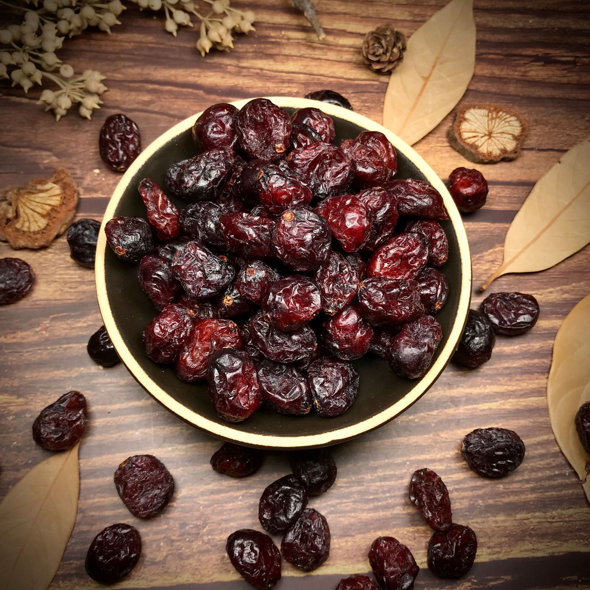 Cranberry dry, bread biscuit silhouette raw material, and a little bit of cranberry fruit.