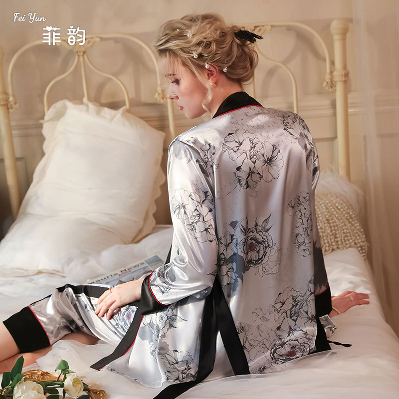 3 bộ băng keo cho một cô gái mặc áo ngủ dài. 527
