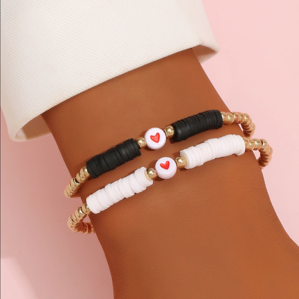 The new 2021 exaggerated face-drilling arm bracelets, personal fashion mixed with the crib string of soft love bracelets.