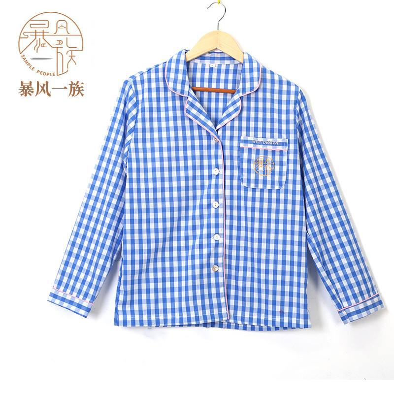 Xử lý quần áo pyjama, mặc đồ pyjama, hai cặp pyjama cho các cặp vợ chồng mặc quần áo gia đình.