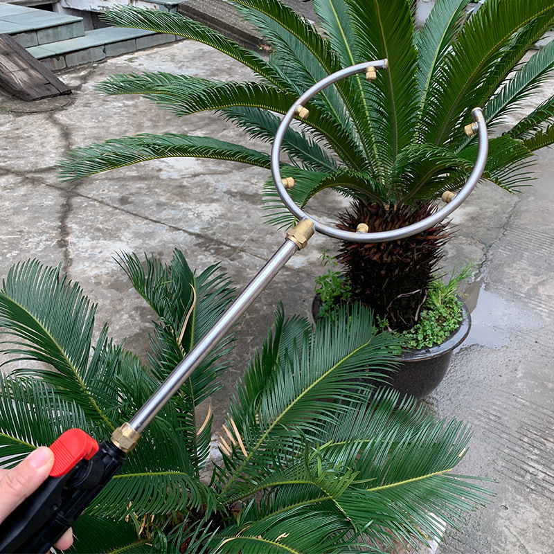 Nông trại buôn bán của nhà máy với một cái máy khử muối nho khô khổng lồ, được mở ra để phun khí cầu đỏ.